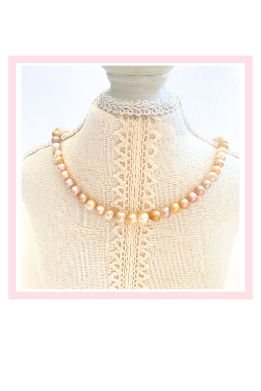 Light Green Pearl Necklace in Gold