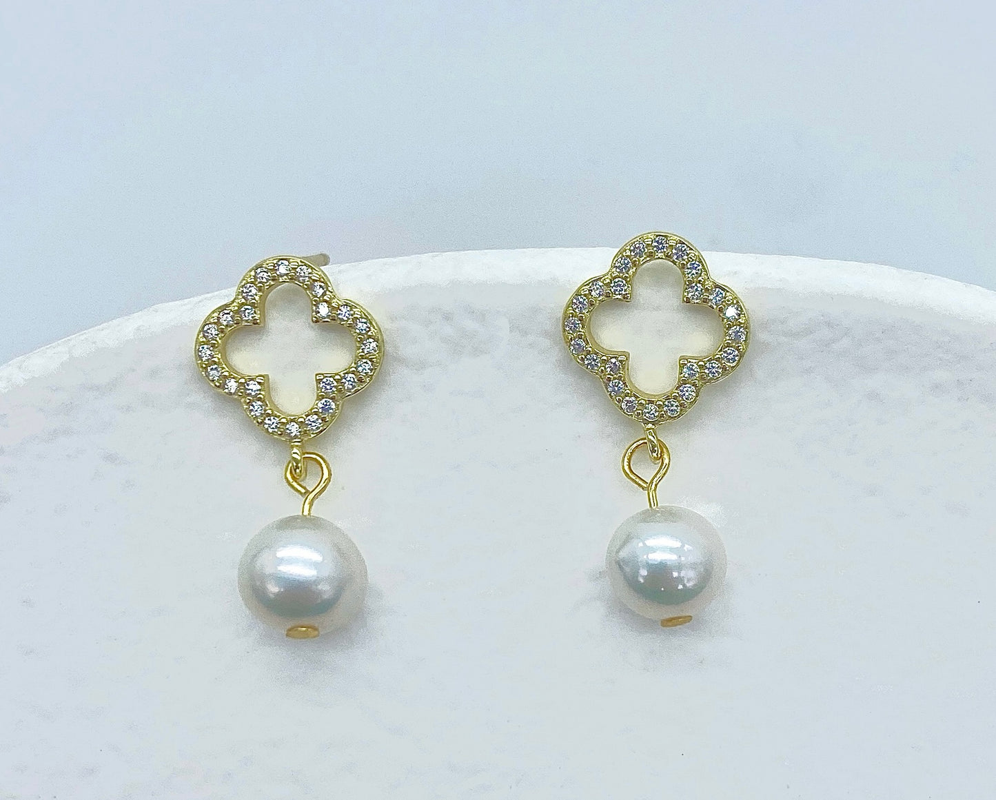 Four-Leaf Round Pearl Earrings