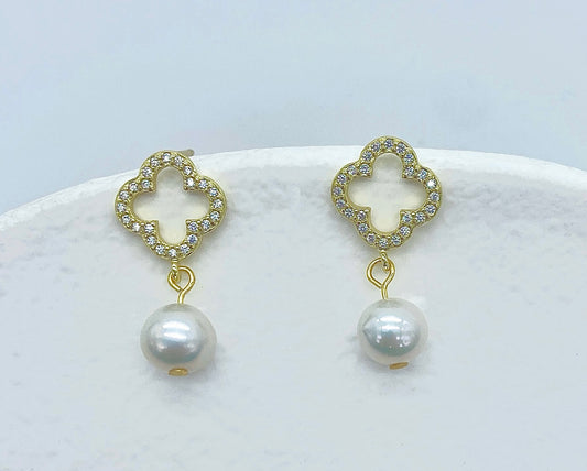Four-Leaf Round Pearl Earrings