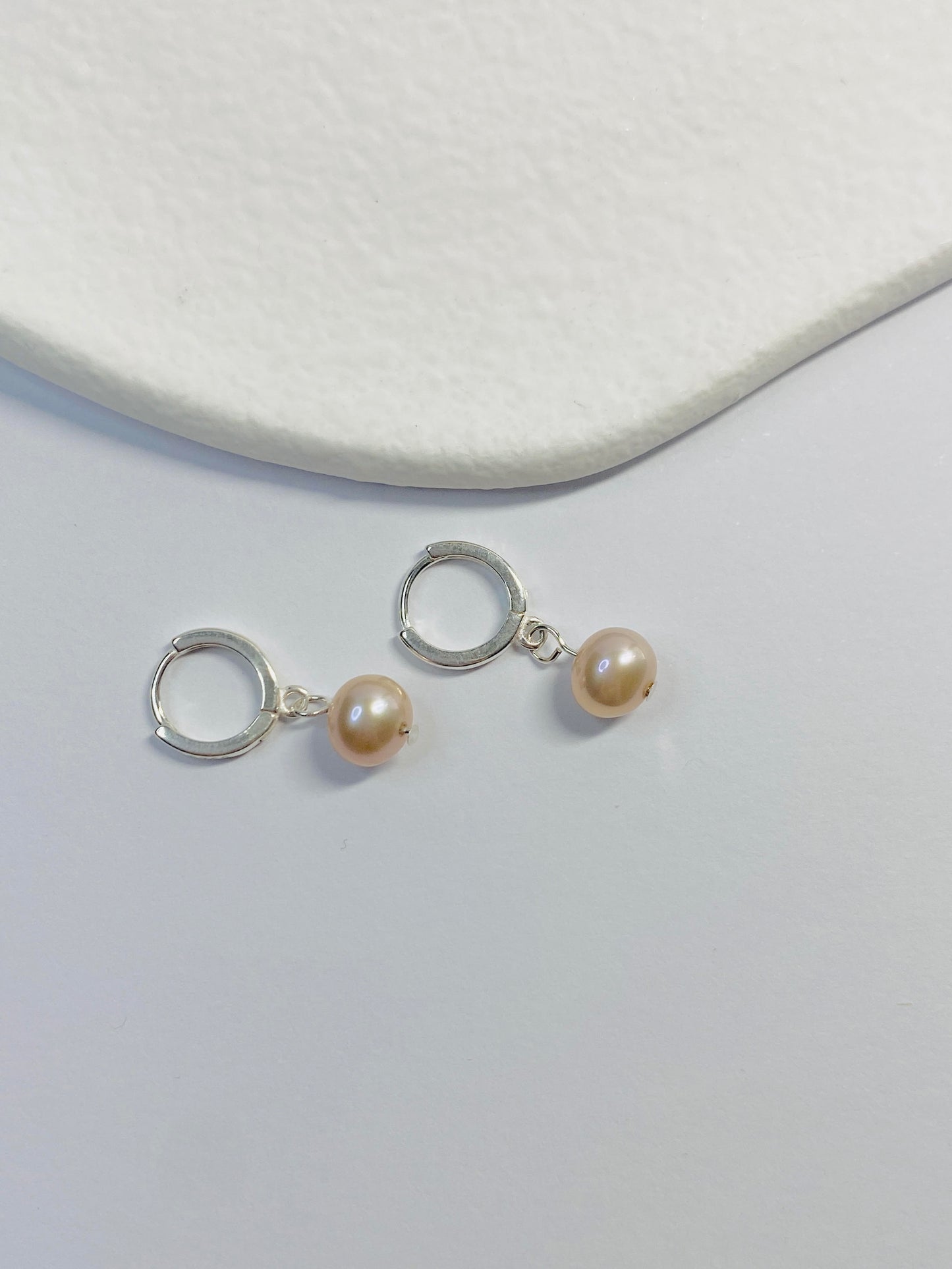 Small Egg Shape Pearl Earrings - Pink