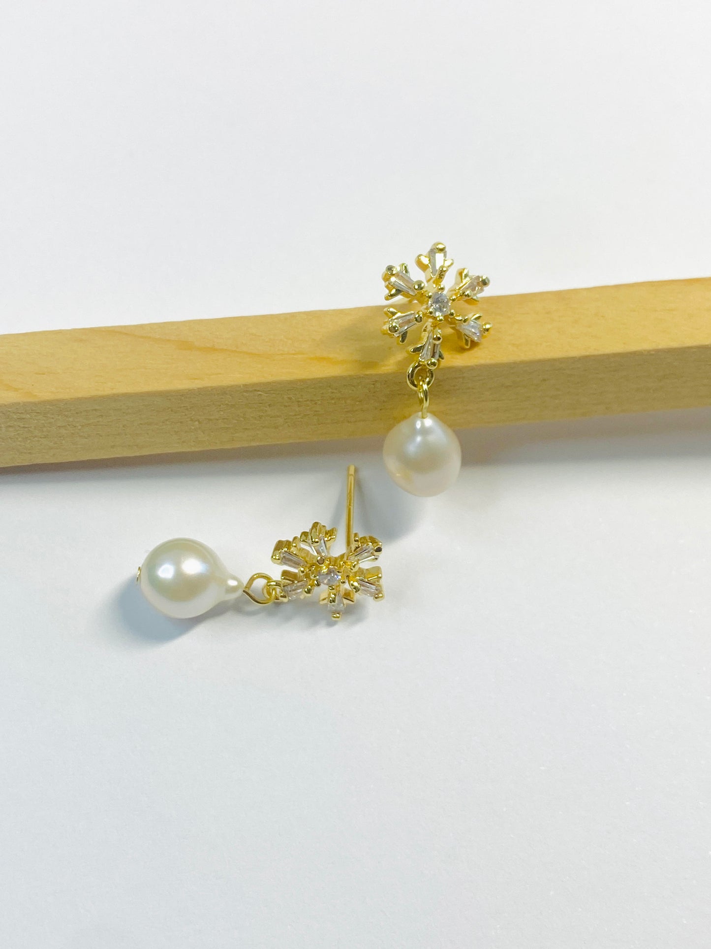 Snow Flake Pearl Earrings