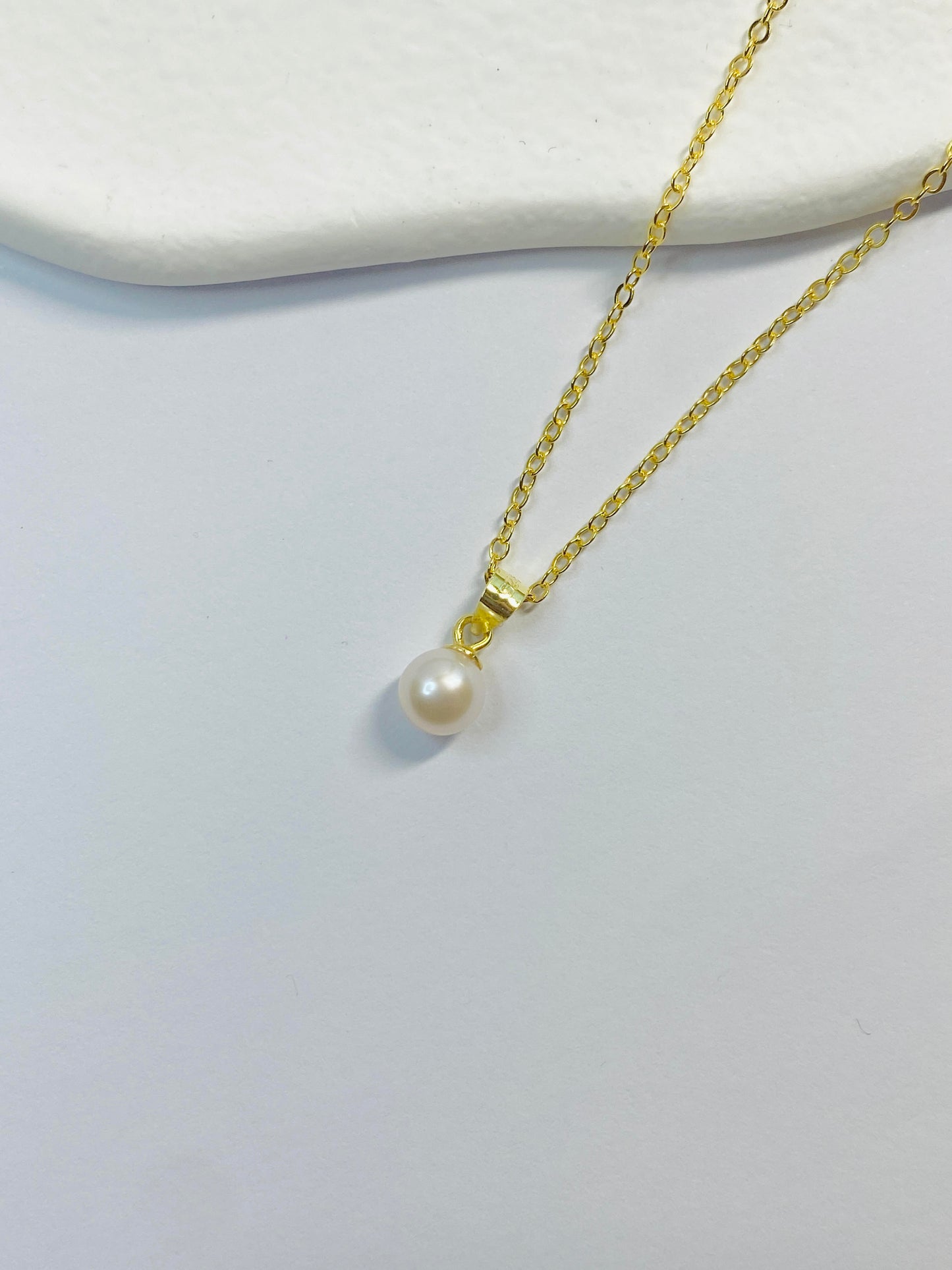 Small Round Pearl Necklace with Top